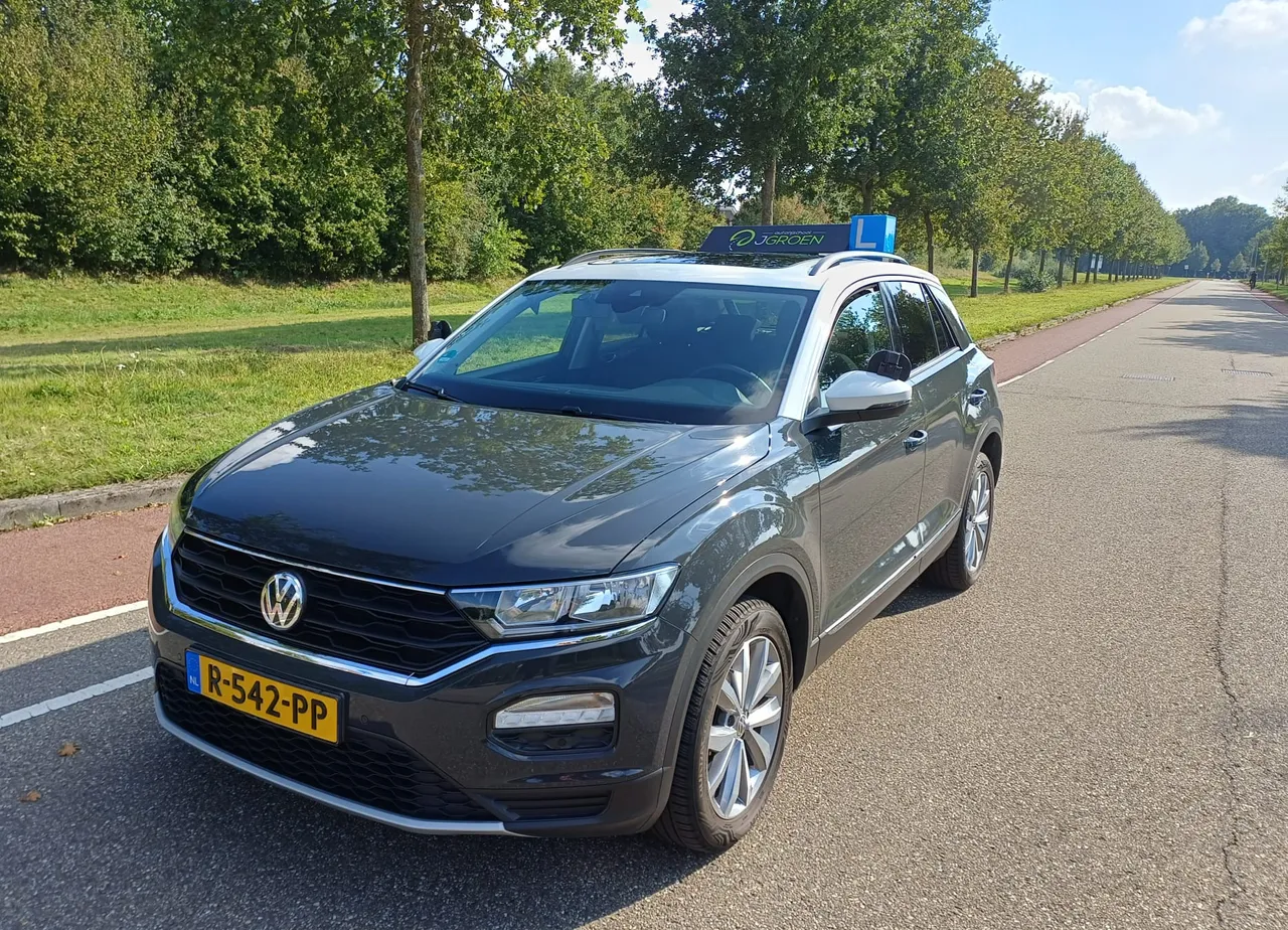 Rijinstructrice geeft les aan leerling in Emmen